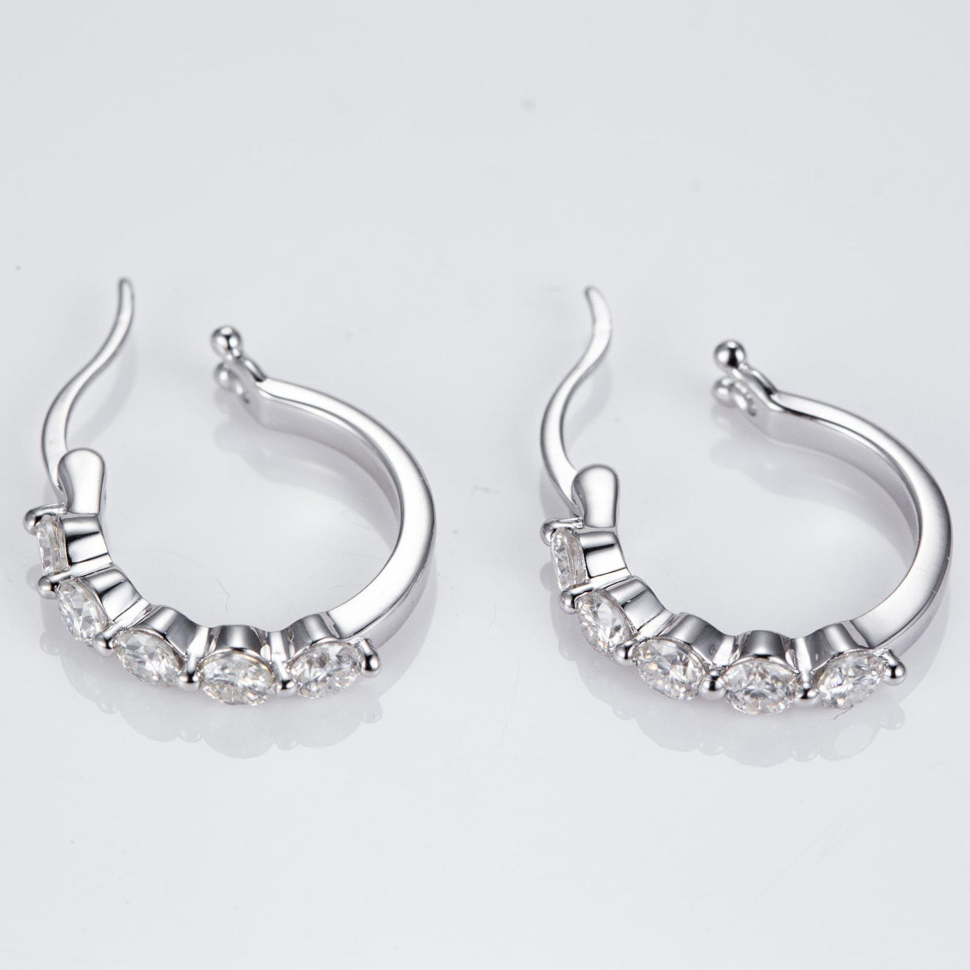 STUNNING HOOPS MOISANNITE