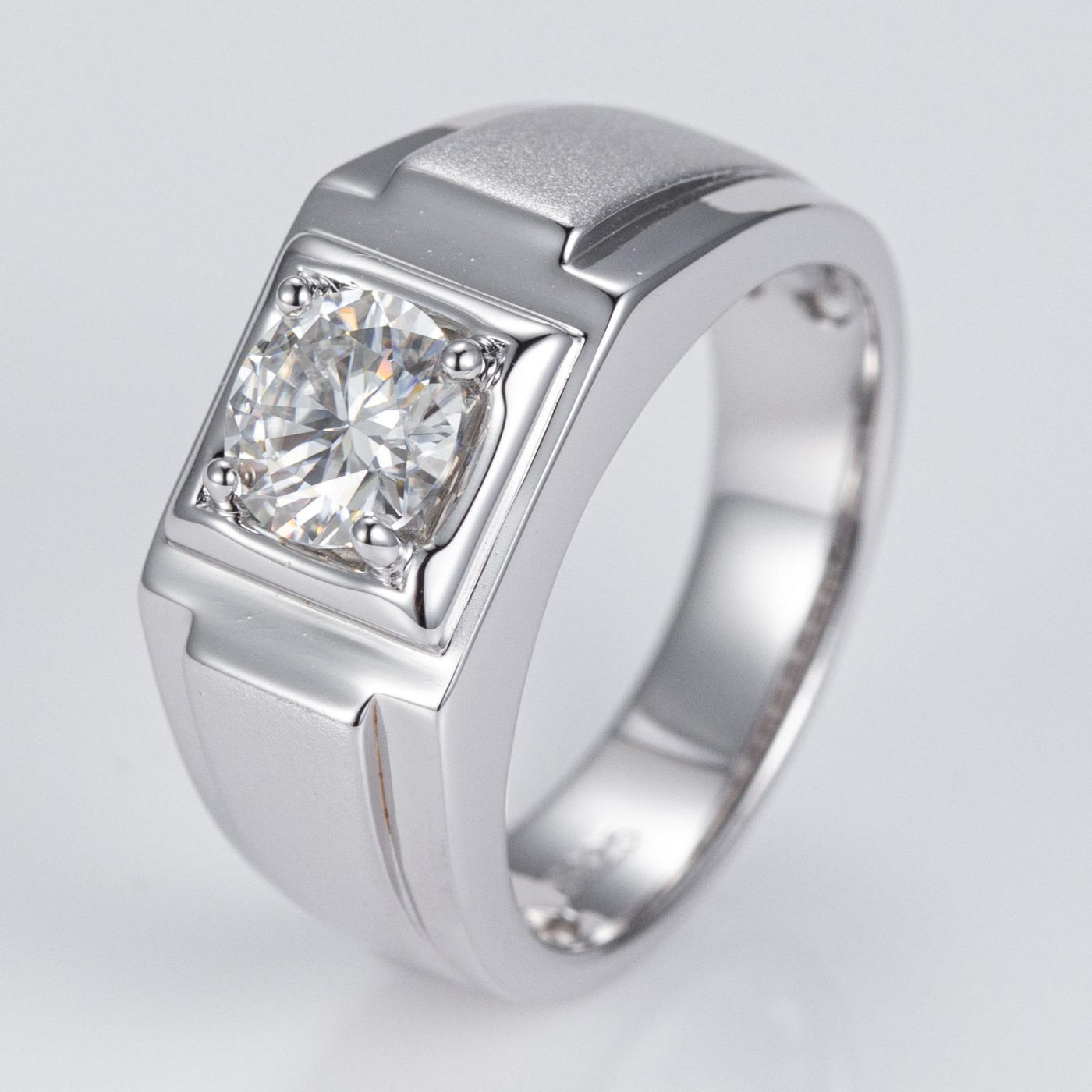 ROUND CUT 1.0CT MEN’s ENGAGEMENT RING MOISANNITE
